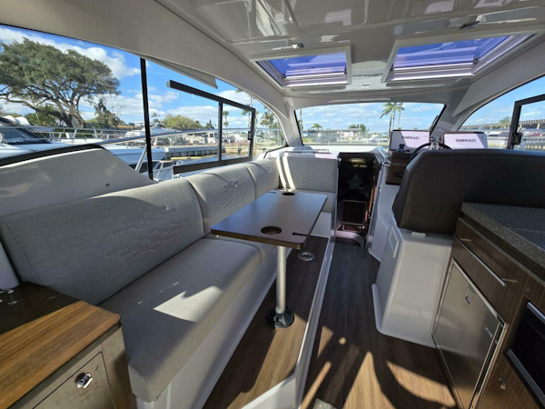 Four Winns-V355 Coupe OB 2020-LIVE IT UP Fort Lauderdale-Florida-United States-4985592