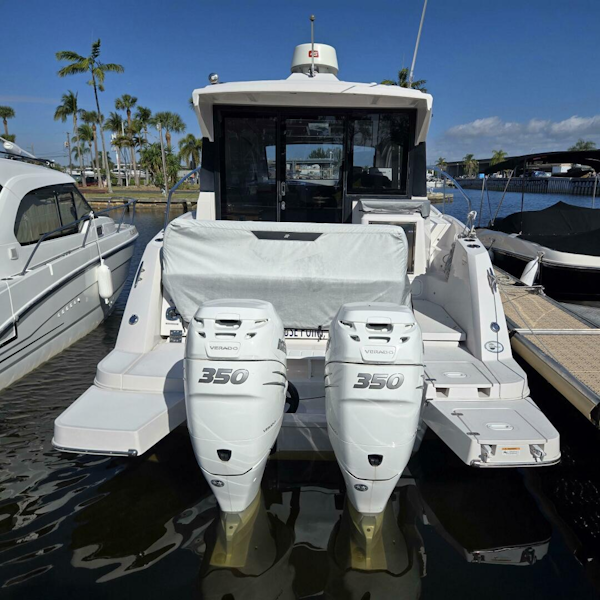 Four Winns-V355 Coupe OB 2020-LIVE IT UP Fort Lauderdale-Florida-United States-4985581