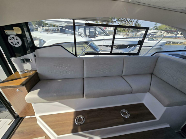 Four Winns-V355 Coupe OB 2020-LIVE IT UP Fort Lauderdale-Florida-United States-4985594