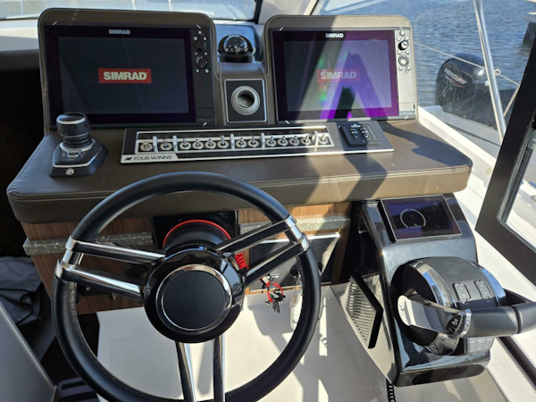 Four Winns-V355 Coupe OB 2020-LIVE IT UP Fort Lauderdale-Florida-United States-4985596