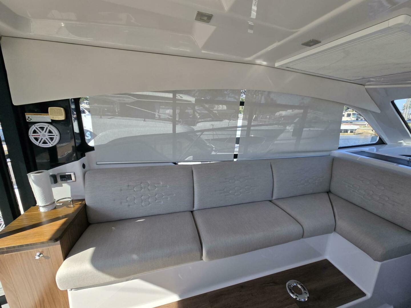 Four Winns-V355 Coupe OB 2020-LIVE IT UP Fort Lauderdale-Florida-United States-4985593 | Thumbnail