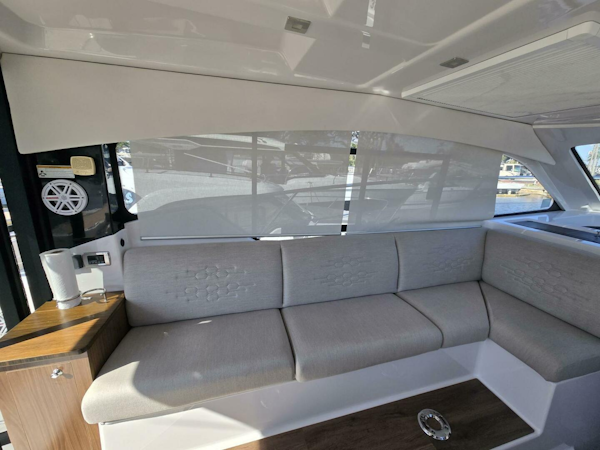 Four Winns-V355 Coupe OB 2020-LIVE IT UP Fort Lauderdale-Florida-United States-4985593