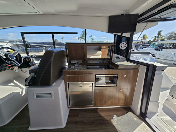 Four Winns-V355 Coupe OB 2020-LIVE IT UP Fort Lauderdale-Florida-United States-4985590