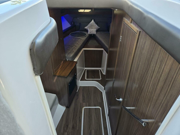 Four Winns-V355 Coupe OB 2020-LIVE IT UP Fort Lauderdale-Florida-United States-4985597