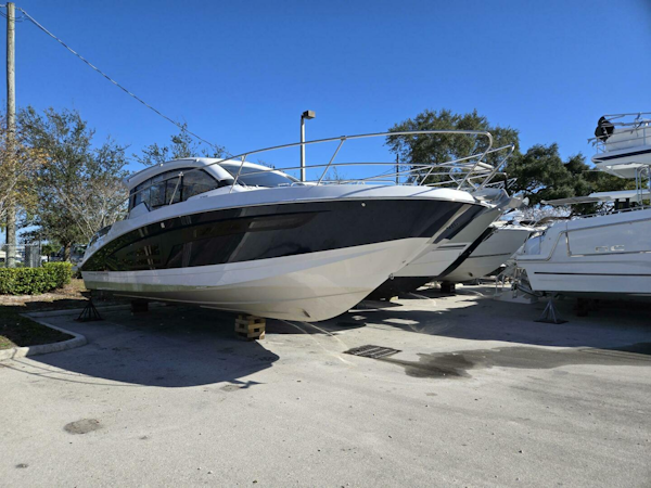 Four Winns-V355 Coupe OB 2020-LIVE IT UP Fort Lauderdale-Florida-United States-4985624