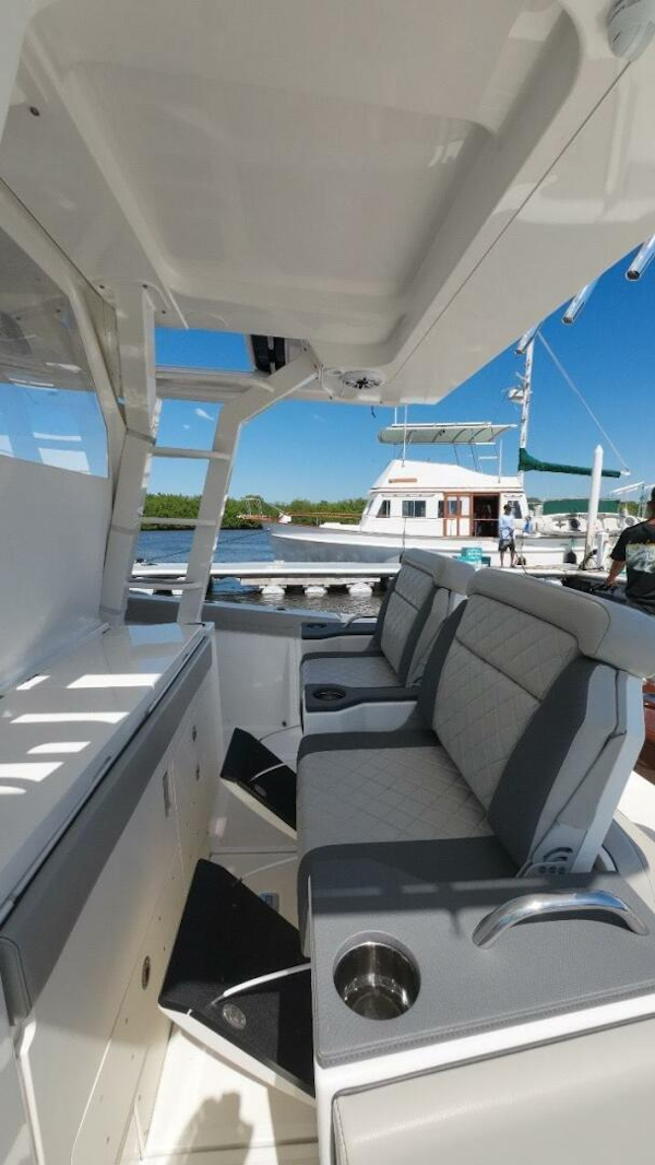 Pursuit-S428 2022-HAPPY HOUR Quepos-Costa Rica-Pursuit 42  Happy Hour  Helm-5011835