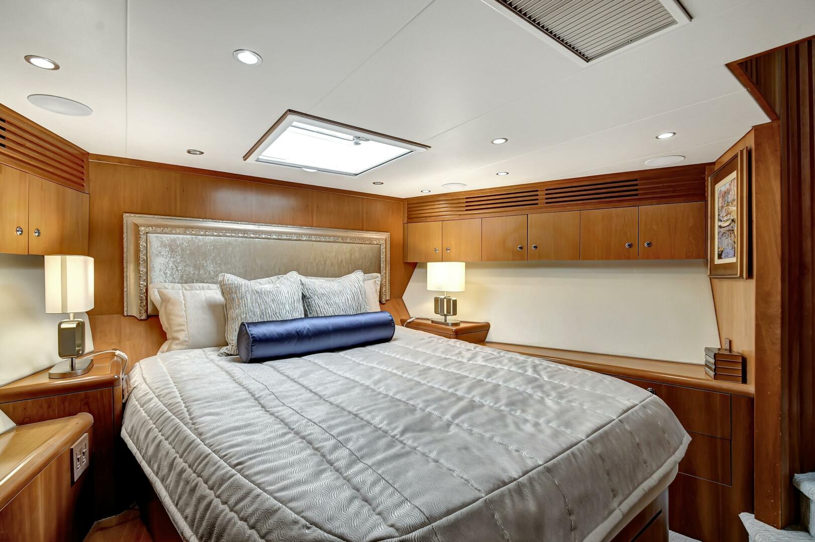 Hatteras 2005-DANIELLE West Palm Beach -Florida-United States-028 Lower Deck Forward VIP Stateroom-5019821 | Thumbnail