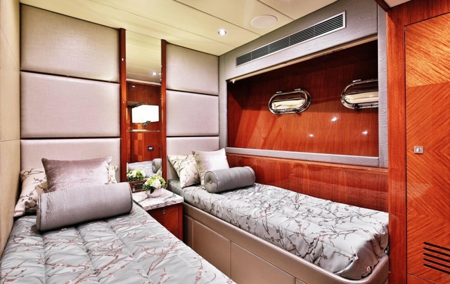 Johnson-Flybridge w/Hydraulic Platform 2027-JOHNSON 80 FLYBRIDGE Kaohsiung-Taiwan-Stbd guest-5033142 | Thumbnail