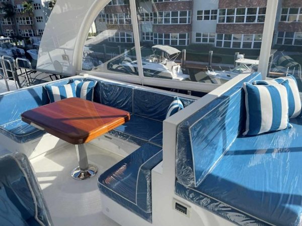 Johnson-Flybridge w/Hydraulic Platform 2027-JOHNSON 80 FLYBRIDGE Kaohsiung-Taiwan-Flybridge Seating-5033148