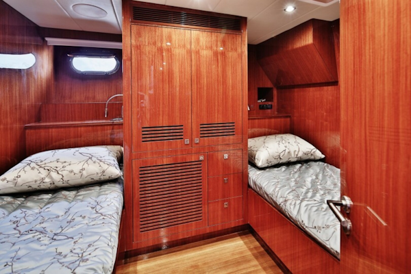 Johnson-Flybridge w/Hydraulic Platform 2027-JOHNSON 80 FLYBRIDGE Kaohsiung-Taiwan-Crew-5033185