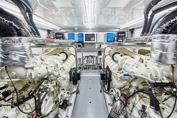 Johnson-Flybridge w/Hydraulic Platform 2027-JOHNSON 80 FLYBRIDGE Kaohsiung-Taiwan-Engine room-5033187