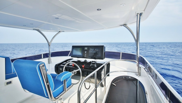 Johnson-Flybridge w/Hydraulic Platform 2027-JOHNSON 80 FLYBRIDGE Kaohsiung-Taiwan-Helm area-5033184