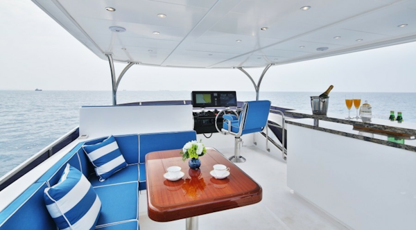 Johnson-Flybridge w/Hydraulic Platform 2027-JOHNSON 80 FLYBRIDGE Kaohsiung-Taiwan-FB lookng fwd-5033182