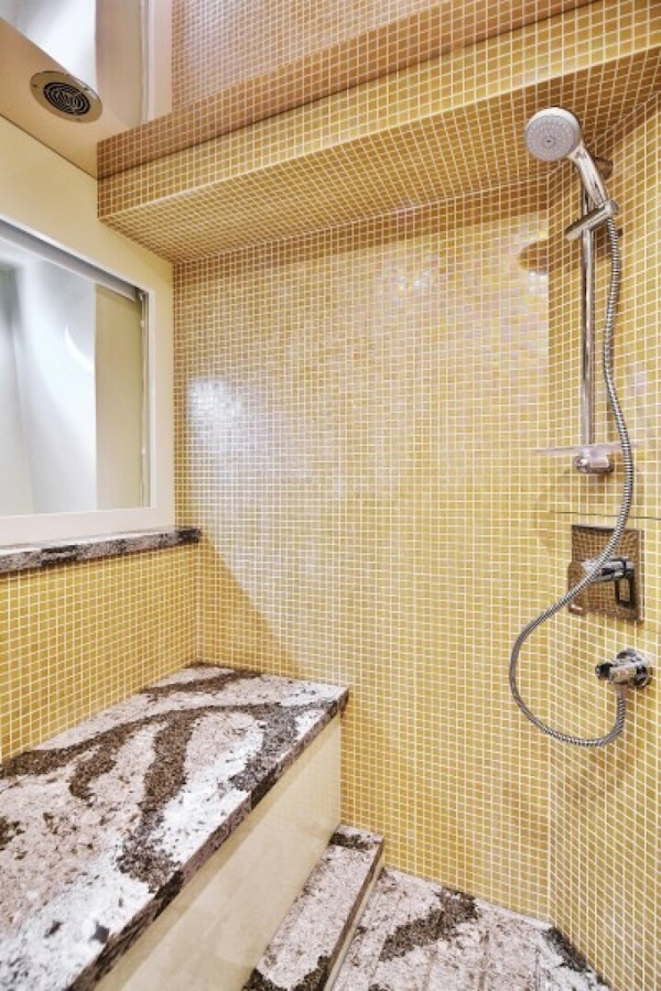Johnson-Flybridge w/Hydraulic Platform 2027-JOHNSON 80 FLYBRIDGE Kaohsiung-Taiwan-Master shower-5033171