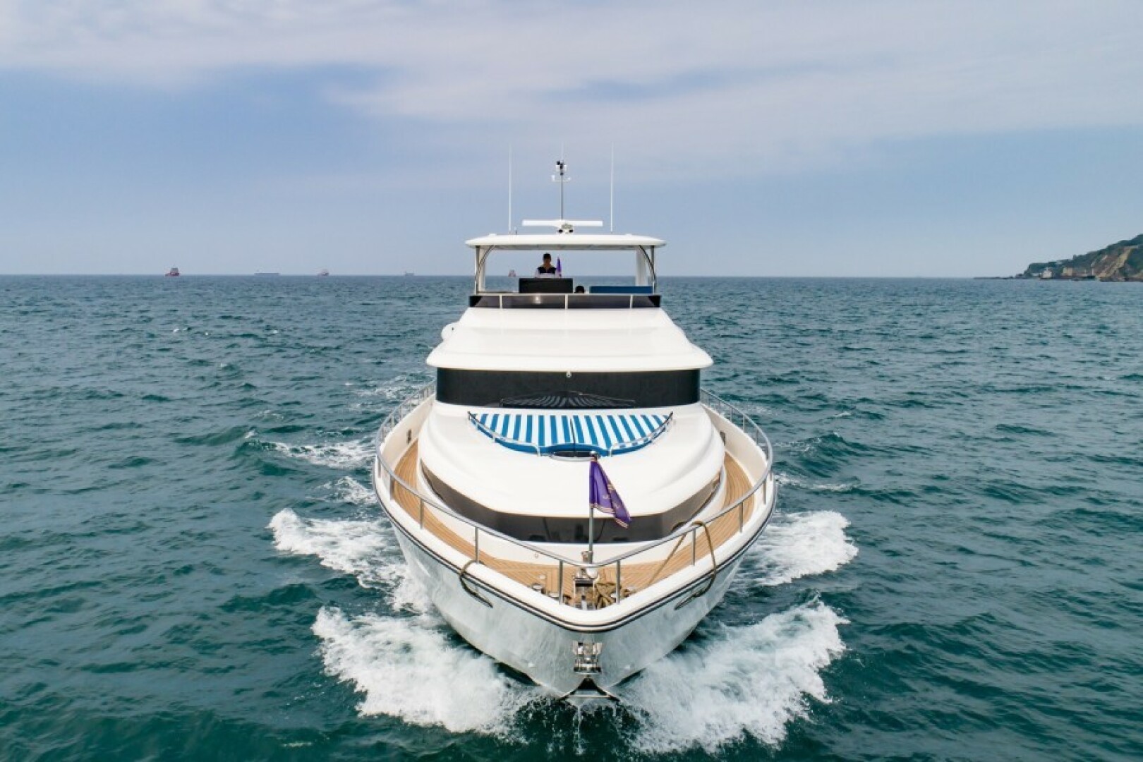 Johnson-Flybridge w/Hydraulic Platform 2027-JOHNSON 80 FLYBRIDGE Kaohsiung-Taiwan-Bow shot-5033192 | Thumbnail
