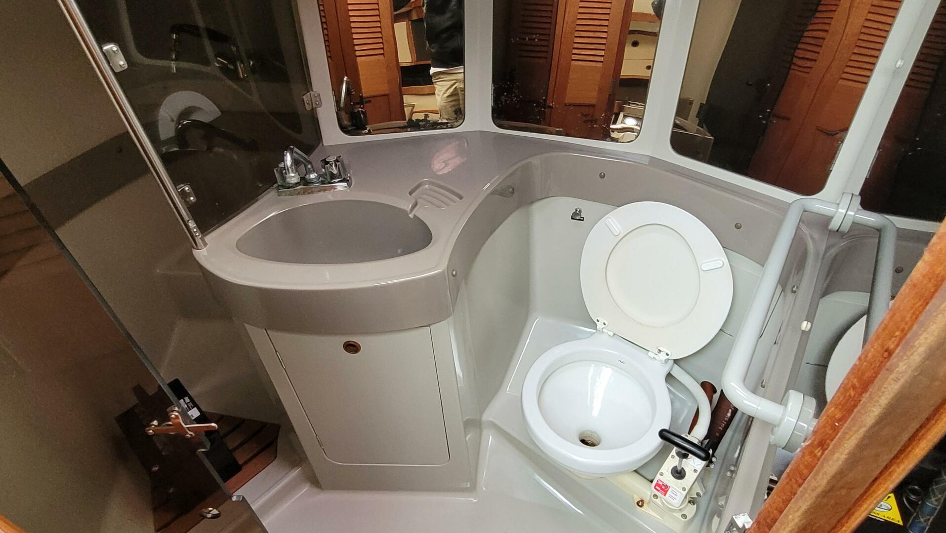 C&C-37/40+ 1989-Prismatic Thunder Seattle-Washington-United States-Head w/ Separate Shower Stall-5087084 | Thumbnail
