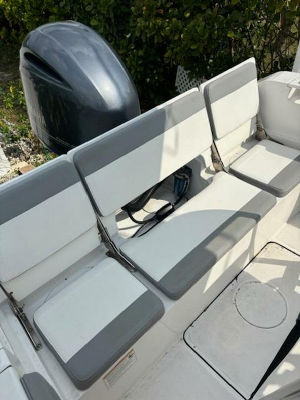 Release-208 RX 2016 -Stuart-White and gray seating on a 2016 Release 208 RX boat with an outboard motor.-5114929