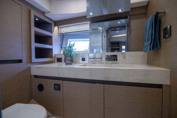 Prestige-680 Flybridge 2018-Prestige Worldwide Tampa-Florida-United States-Master Head-5126819