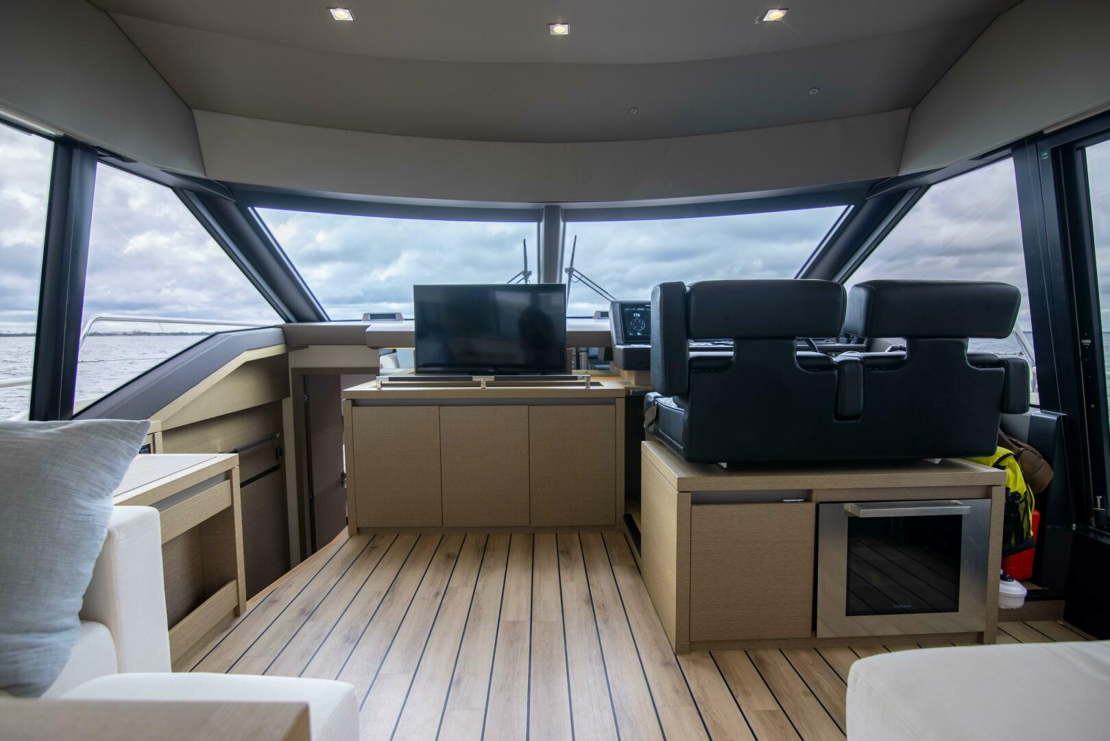 Prestige-680 Flybridge 2018-Prestige Worldwide Tampa-Florida-United States-Lower Helm-5126800 | Thumbnail