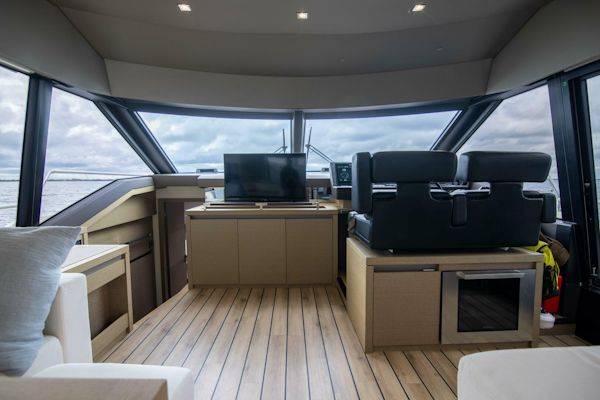 Prestige-680 Flybridge 2018-Prestige Worldwide Tampa-Florida-United States-Lower Helm-5126800