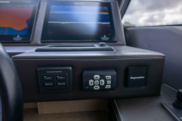 Prestige-680 Flybridge 2018-Prestige Worldwide Tampa-Florida-United States-Lower Helm-5126806