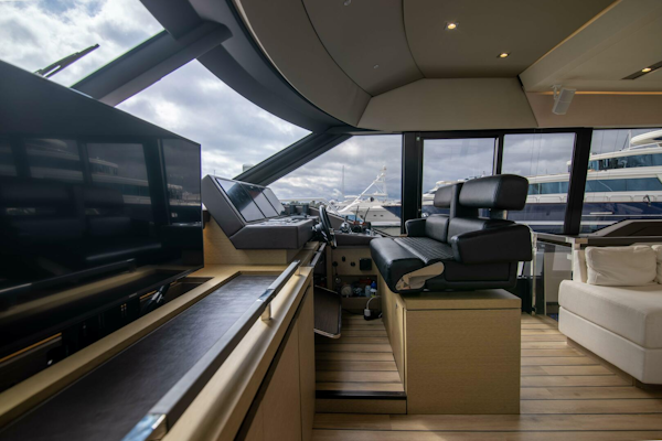 Prestige-680 Flybridge 2018-Prestige Worldwide Tampa-Florida-United States-Lower Helm-5126805