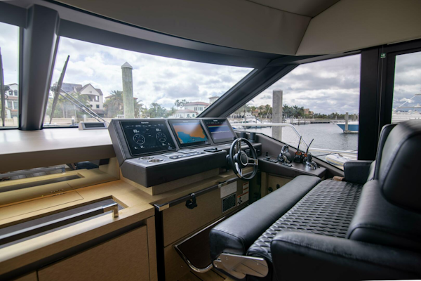 Prestige-680 Flybridge 2018-Prestige Worldwide Tampa-Florida-United States-Lower Helm-5126802