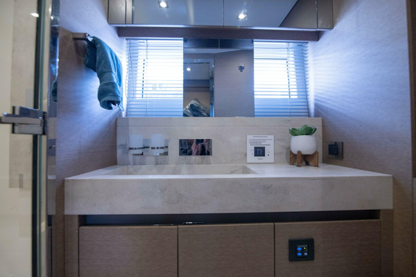 Prestige-680 Flybridge 2018-Prestige Worldwide Tampa-Florida-United States-Guest Head-5126829