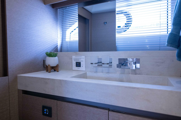 Prestige-680 Flybridge 2018-Prestige Worldwide Tampa-Florida-United States-Guest Head-5126836