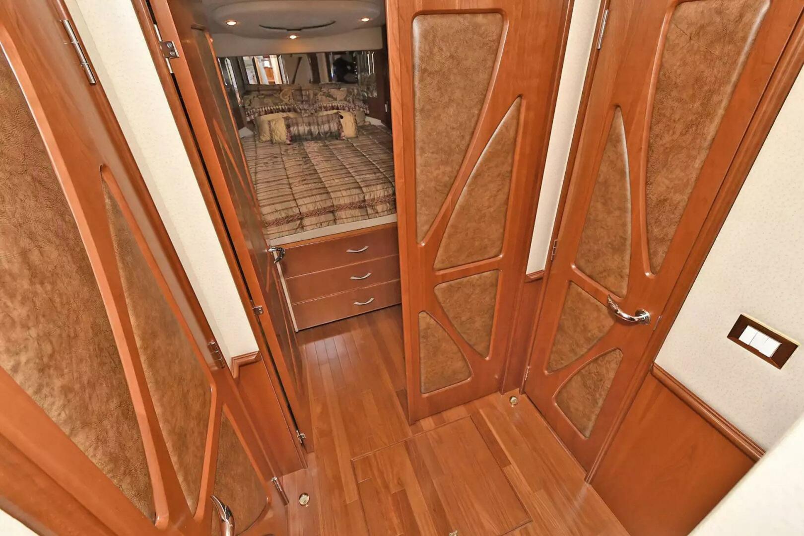 Silverton-52 Ovation 2009-Chirstina Maria Stuart-Florida-United States-11 HalllookingatfwdVIP-5167944 | Thumbnail