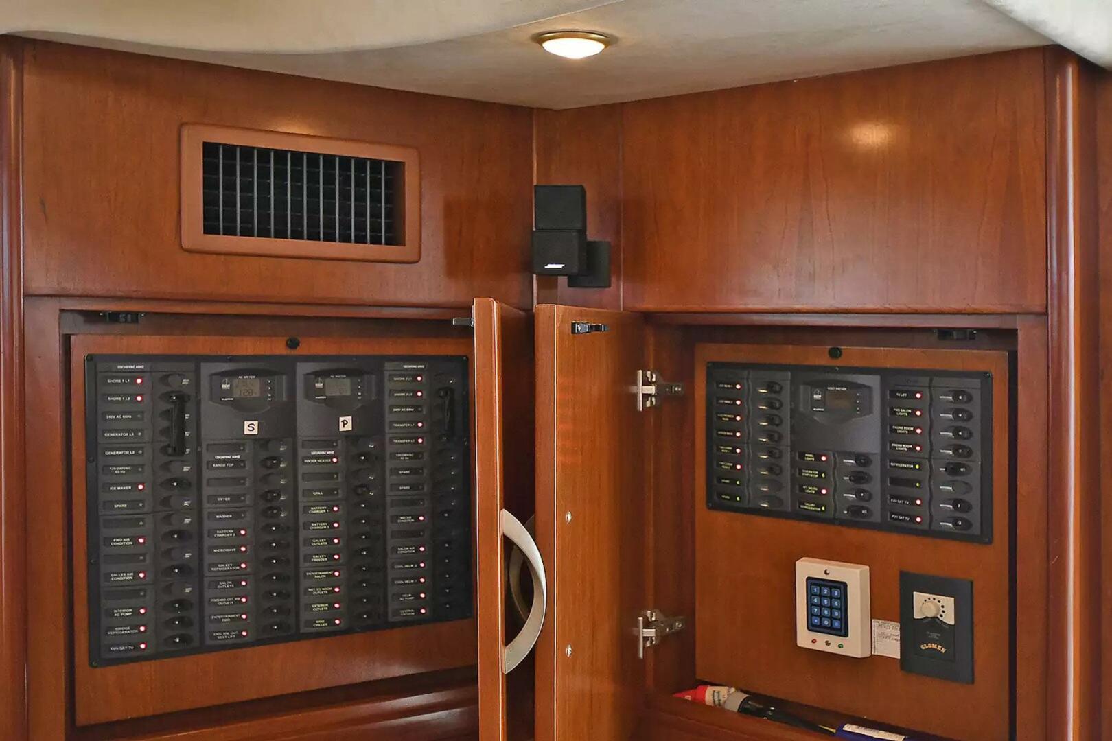 Silverton-52 Ovation 2009-Chirstina Maria Stuart-Florida-United States-10 MDPPanel-5167942 | Thumbnail