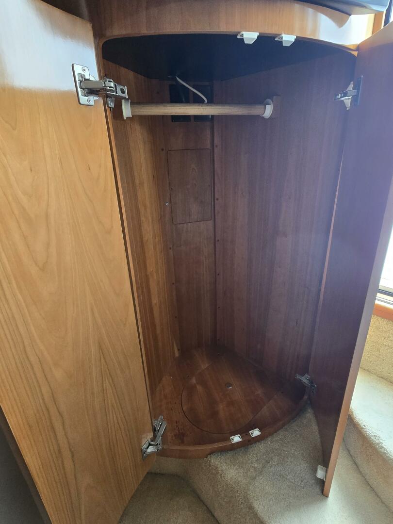 Carver-444 Cockpit Motor Yacht 2002-ChrisSea IV Westbrook-Connecticut-United States-Carver Main Cabin Closet 2-5392697 | Thumbnail