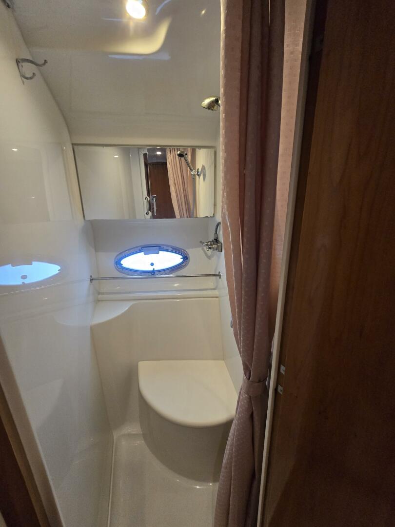 Carver-444 Cockpit Motor Yacht 2002-ChrisSea IV Westbrook-Connecticut-United States-Carver Guest Bedroom Shower 2-5392714 | Thumbnail