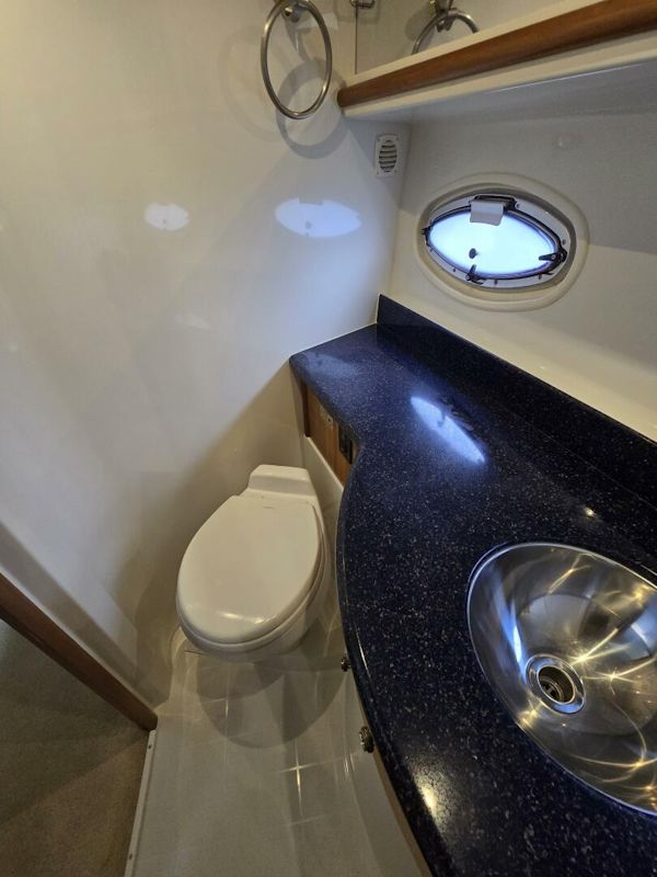 Carver-444 Cockpit Motor Yacht 2002-ChrisSea IV Westbrook-Connecticut-United States-Carver Main Cabin Head 3-5392701