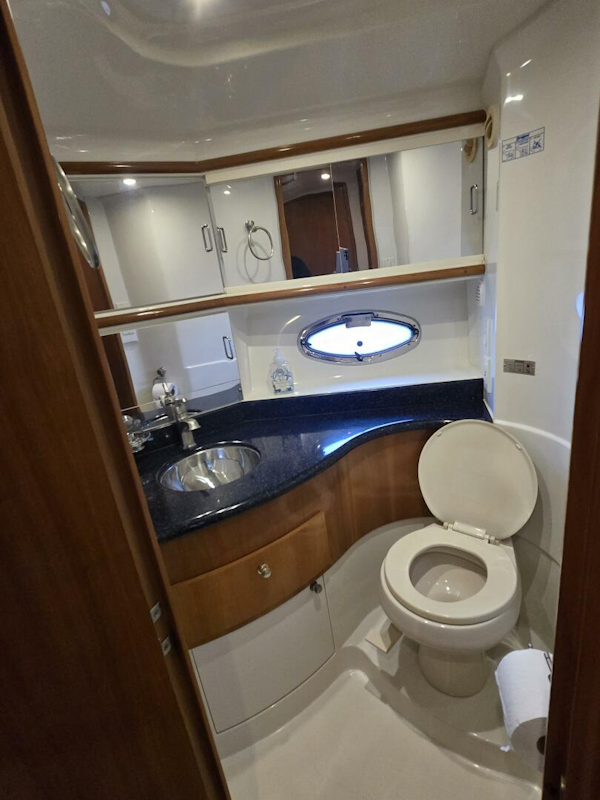 Carver-444 Cockpit Motor Yacht 2002-ChrisSea IV Westbrook-Connecticut-United States-Carver Guest Bedroom Head 4-5392712
