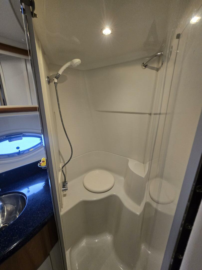 Carver-444 Cockpit Motor Yacht 2002-ChrisSea IV Westbrook-Connecticut-United States-Carver Main Cabin Head 4-5392702 | Thumbnail