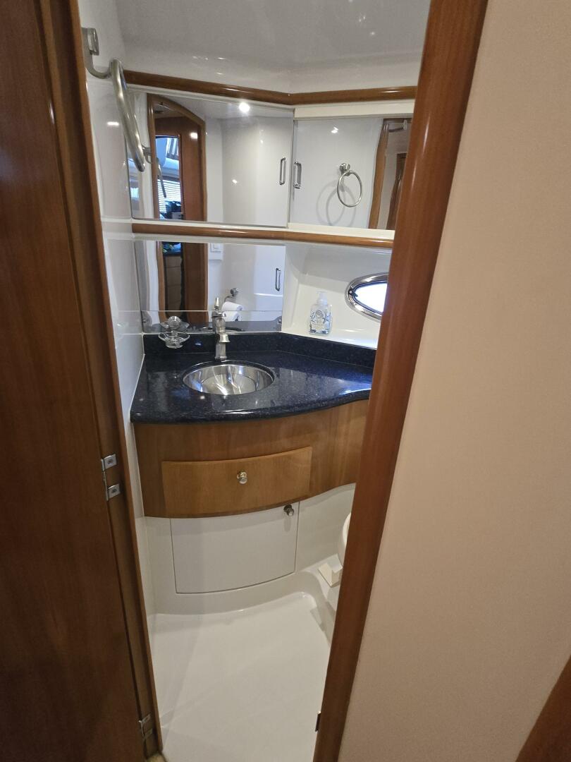Carver-444 Cockpit Motor Yacht 2002-ChrisSea IV Westbrook-Connecticut-United States-Carver Guest Bedroom Head 2-5392710 | Thumbnail