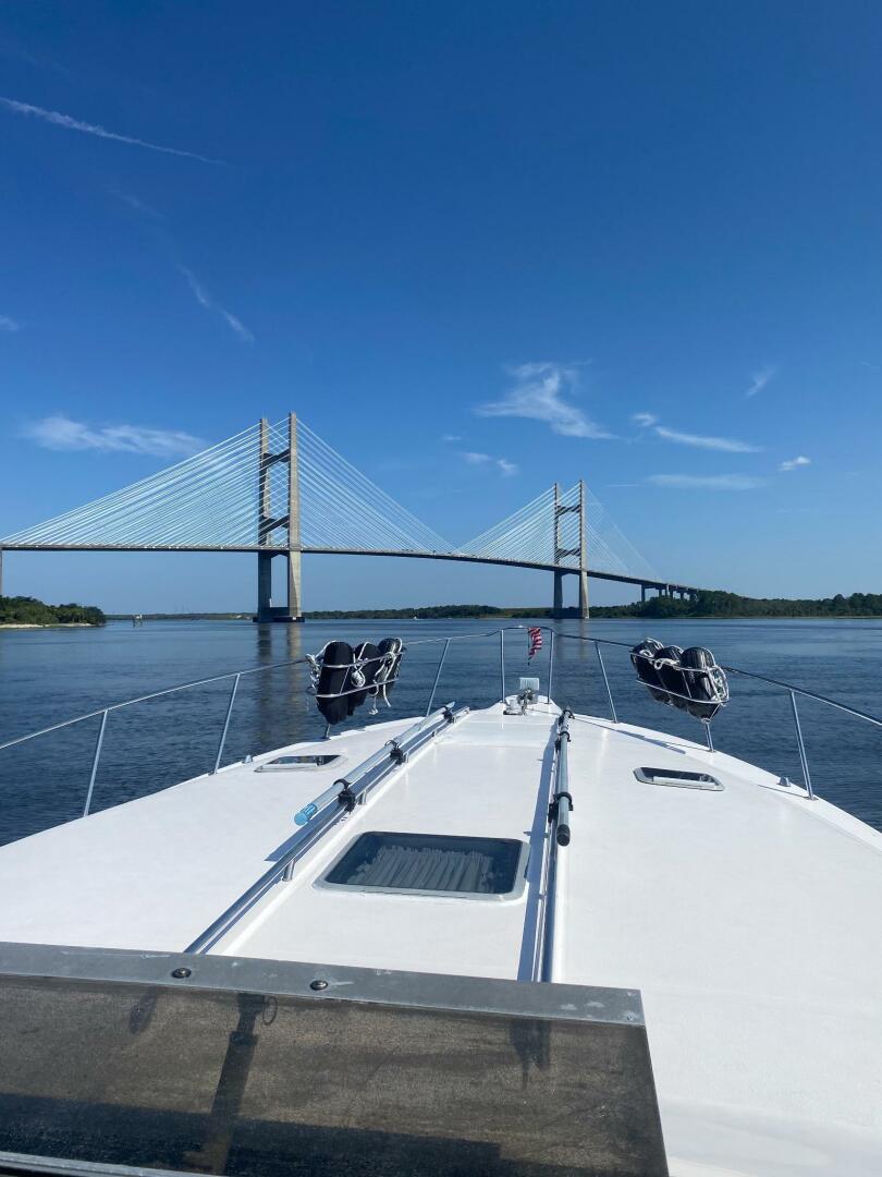 Sea Ray-440 Sundancer 1993 -Stuart-1993 Sea Ray 440 Sundancer cruising towards a suspension bridge under clear blue skies.-5268583 | Thumbnail