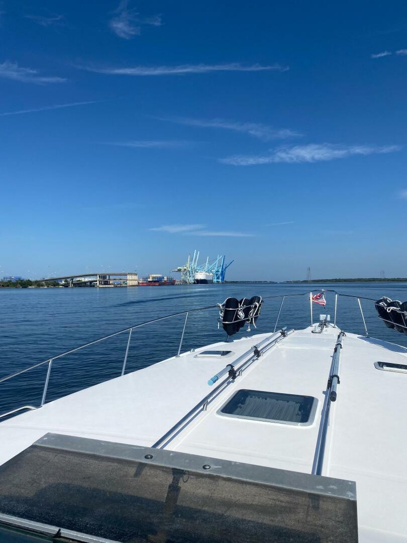 Sea Ray-440 Sundancer 1993 -Stuart-1993 Sea Ray 440 Sundancer cruising on calm waters under a clear blue sky.-5268584 | Thumbnail