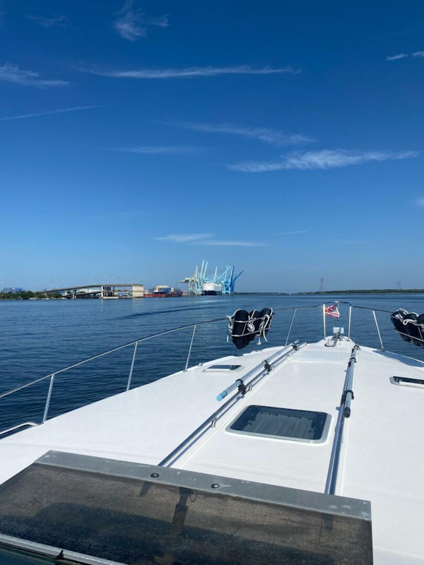 Sea Ray-440 Sundancer 1993 -Stuart-1993 Sea Ray 440 Sundancer cruising on calm waters under a clear blue sky.-5268584