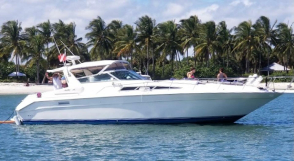 Sea Ray-440 Sundancer 1993 -Stuart-1993 Sea Ray 440 Sundancer yacht on water, palm trees in background.-5268561