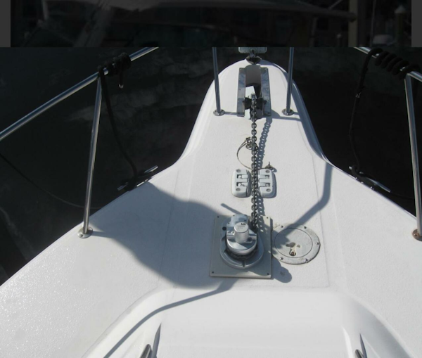 Sea Ray-440 Sundancer 1993 -Stuart-Bow of 1993 Sea Ray 440 Sundancer with anchor chain and winch.-5268572