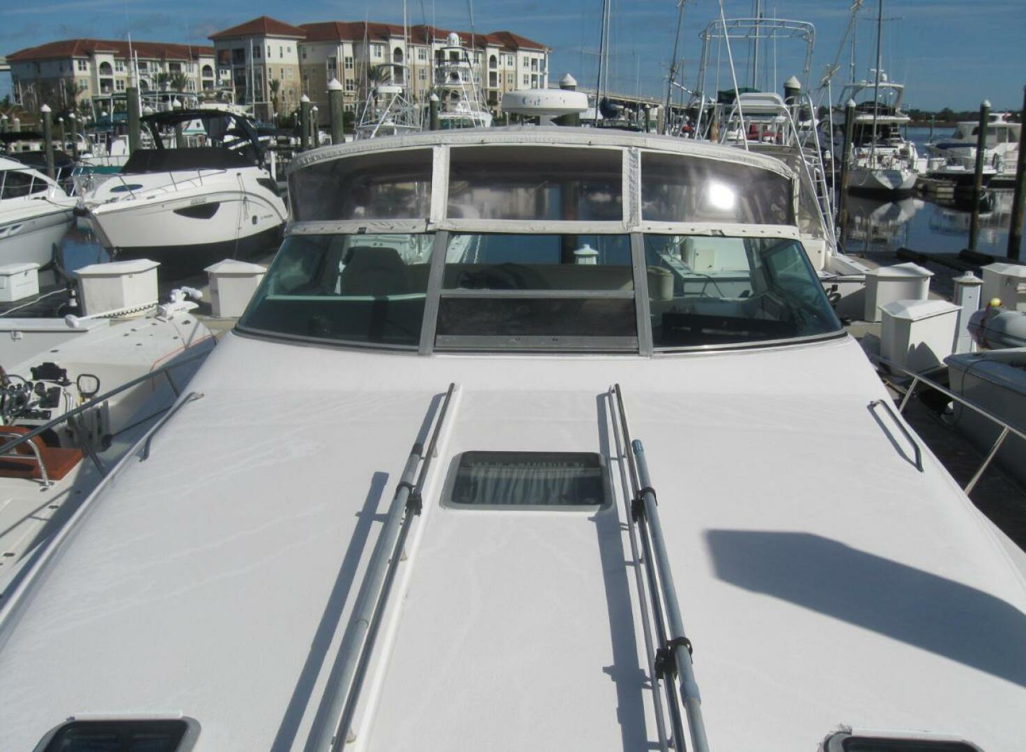 Sea Ray-440 Sundancer 1993 -Stuart-1993 Sea Ray 440 Sundancer yacht docked at marina, surrounded by other boats.-5268580 | Thumbnail