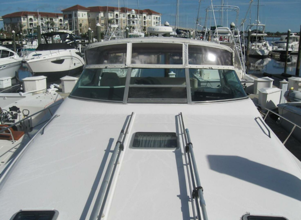 Sea Ray-440 Sundancer 1993 -Stuart-1993 Sea Ray 440 Sundancer yacht docked at marina, surrounded by other boats.-5268580