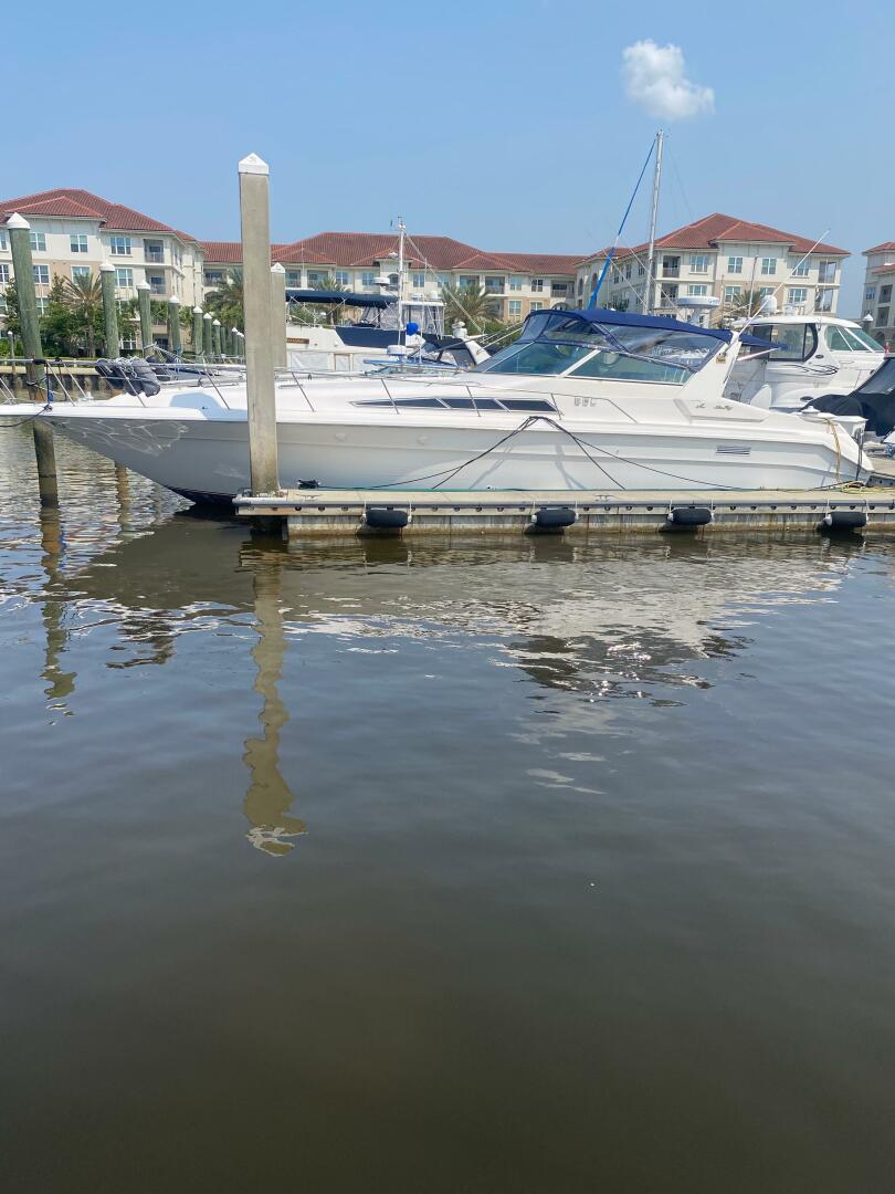 Sea Ray-440 Sundancer 1993 -Stuart-1993 Sea Ray 440 Sundancer yacht docked at marina, calm water, sunny day.-5402116 | Thumbnail