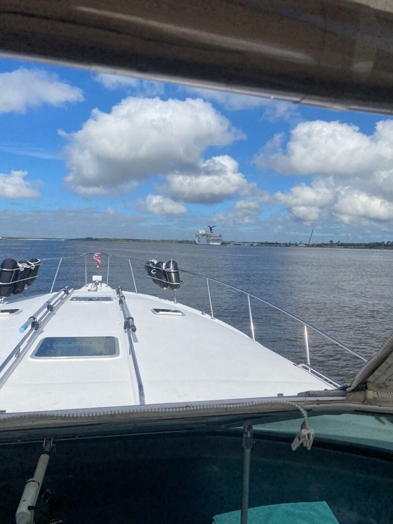 Sea Ray-440 Sundancer 1993 -Stuart-1993 Sea Ray 440 Sundancer cruising on a sunny day with blue skies and clouds.-5268587 | Thumbnail