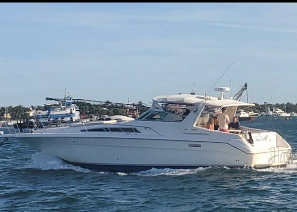 Sea Ray-440 Sundancer 1993 -Stuart-1993 Sea Ray 440 Sundancer yacht cruising on a sunny day with passengers onboard.-5268562