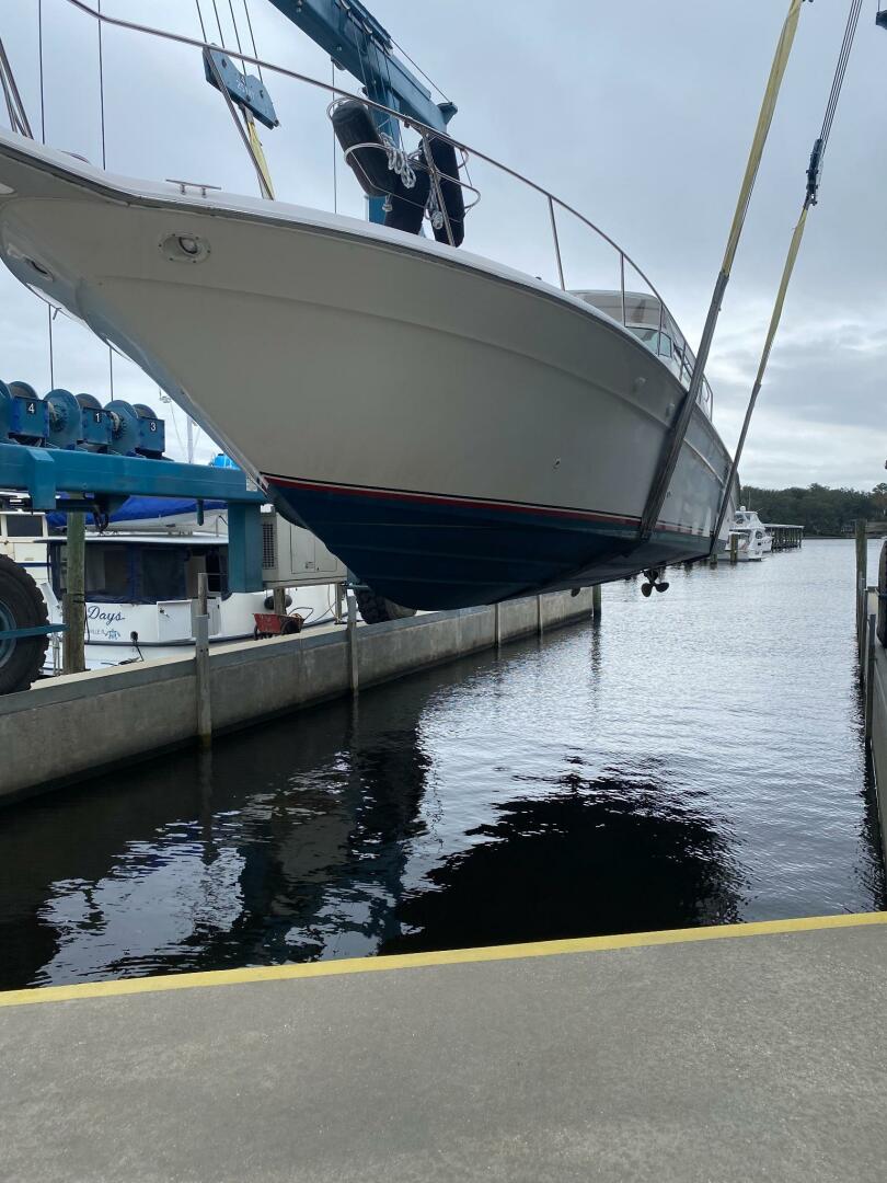 Sea Ray-440 Sundancer 1993 -Stuart-1993 Sea Ray 440 Sundancer yacht being lifted at a marina.-5268591 | Thumbnail