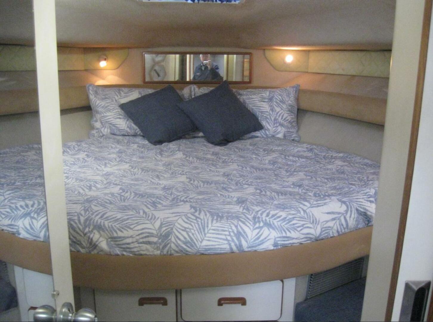 Sea Ray-440 Sundancer 1993 -Stuart-1993 Sea Ray 440 Sundancer cabin with a cozy bed and decorative pillows.-5268570 | Thumbnail