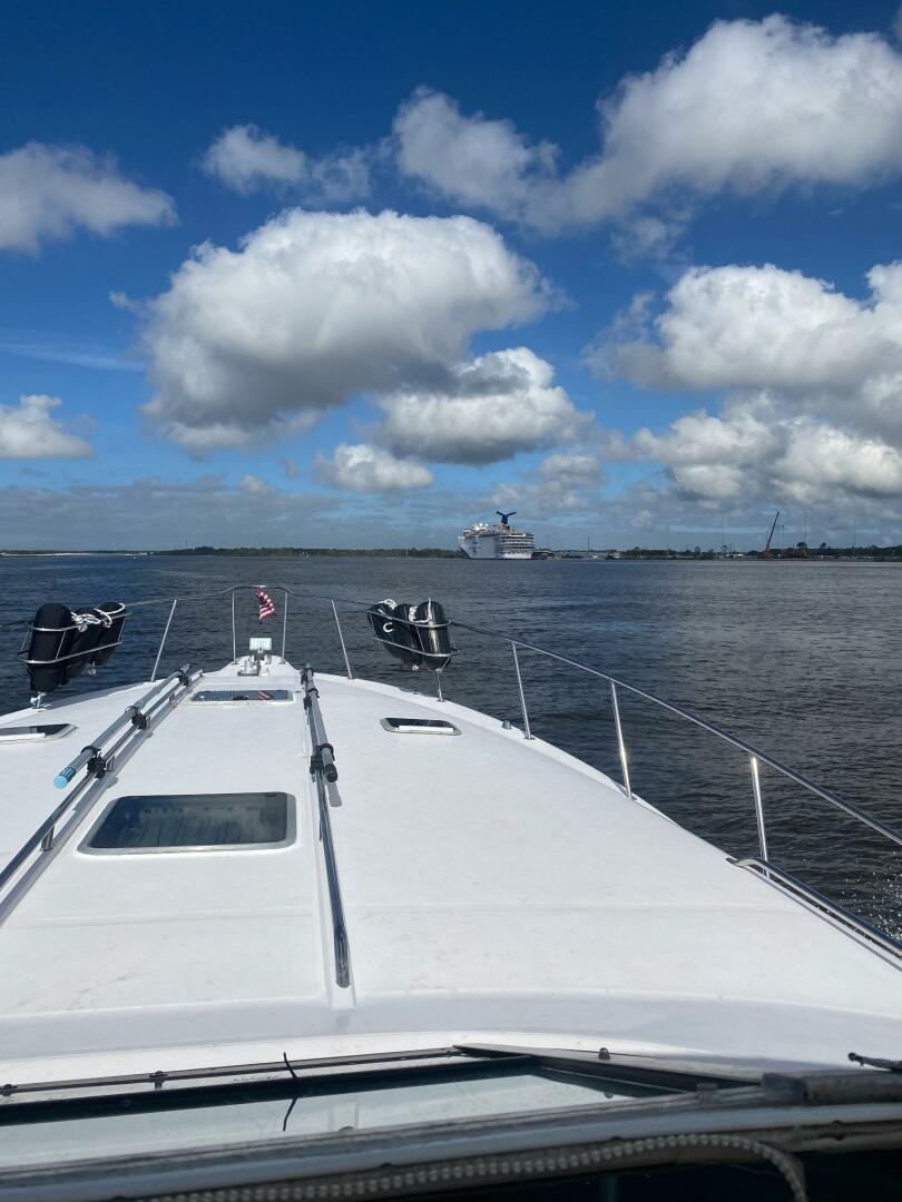Sea Ray-440 Sundancer 1993 -Stuart-1993 Sea Ray 440 Sundancer cruising on a sunny day with scattered clouds.-5268588 | Thumbnail